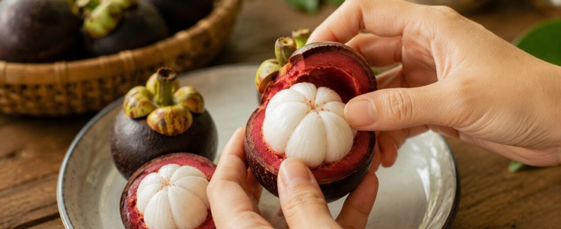 Cách bổ măng cụt không dính mủ, không dính tay