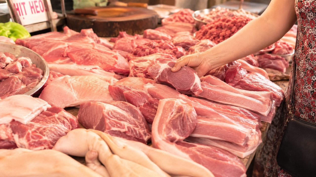 Cách chọn thịt heo tươi ngon, không bơm nước