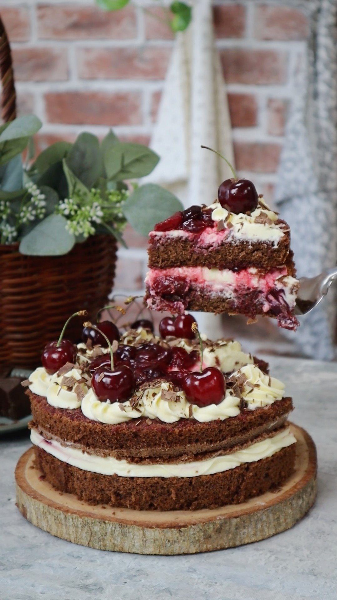 Bánh Black Forest (rừng đen) — mềm ẩm, mát lạnh, sang mà dễ làm